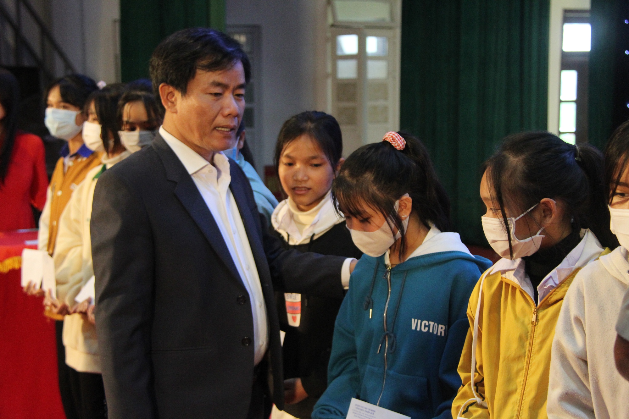 100 suất học bổng đến với học sinh đồng bào dân tộc thiểu số tại Thừa Thiên - Huế - Ảnh 5.