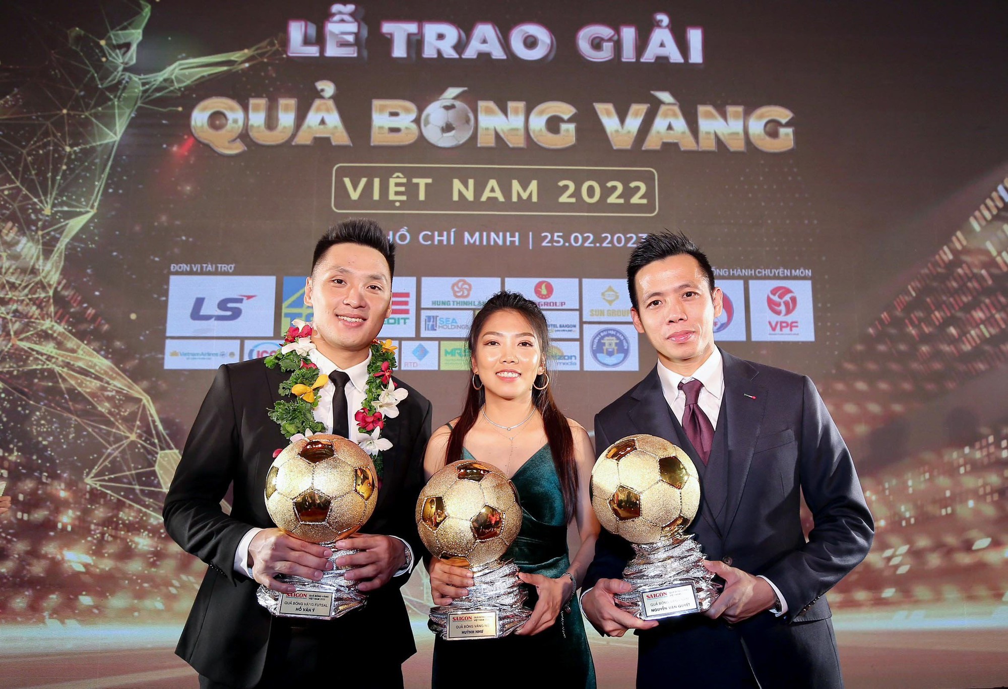 Những tấm gương tận tụy của bóng đá Việt