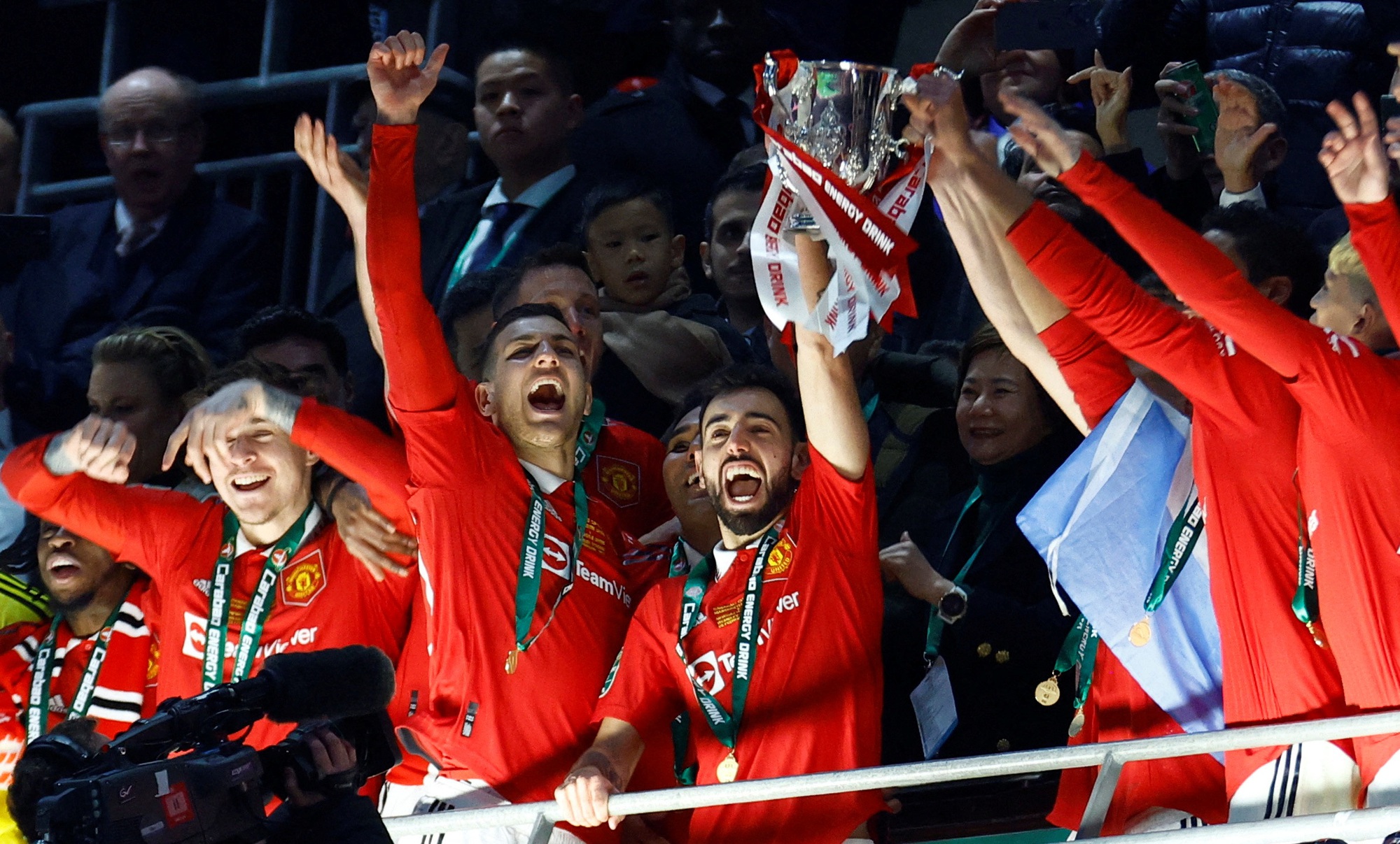 6 ph&uacute;t b&ugrave;ng nổ, Man United gi&agrave;nh danh hiệu v&ocirc; địch đầu ti&ecirc;n sau 6 năm - Ảnh 9.