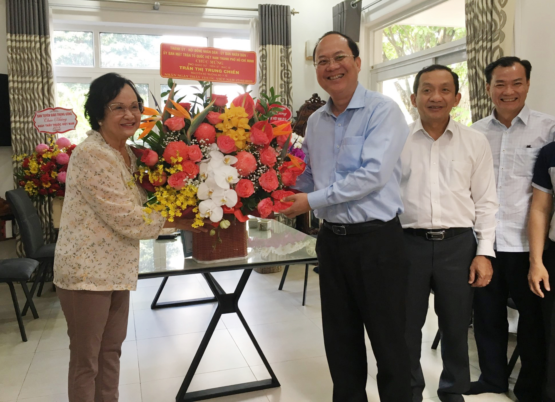 Lãnh đạo Thành ủy TP HCM thăm, tri ân nguyên Bộ trưởng Bộ Y tế - Ảnh 1.