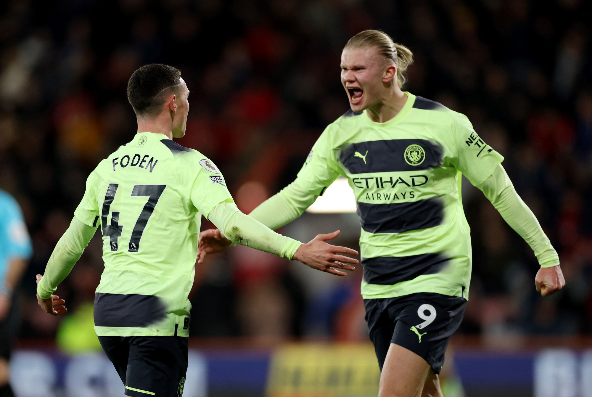 Man City bám sát ngôi đầu Arsenal, Liverpool hụt hơi