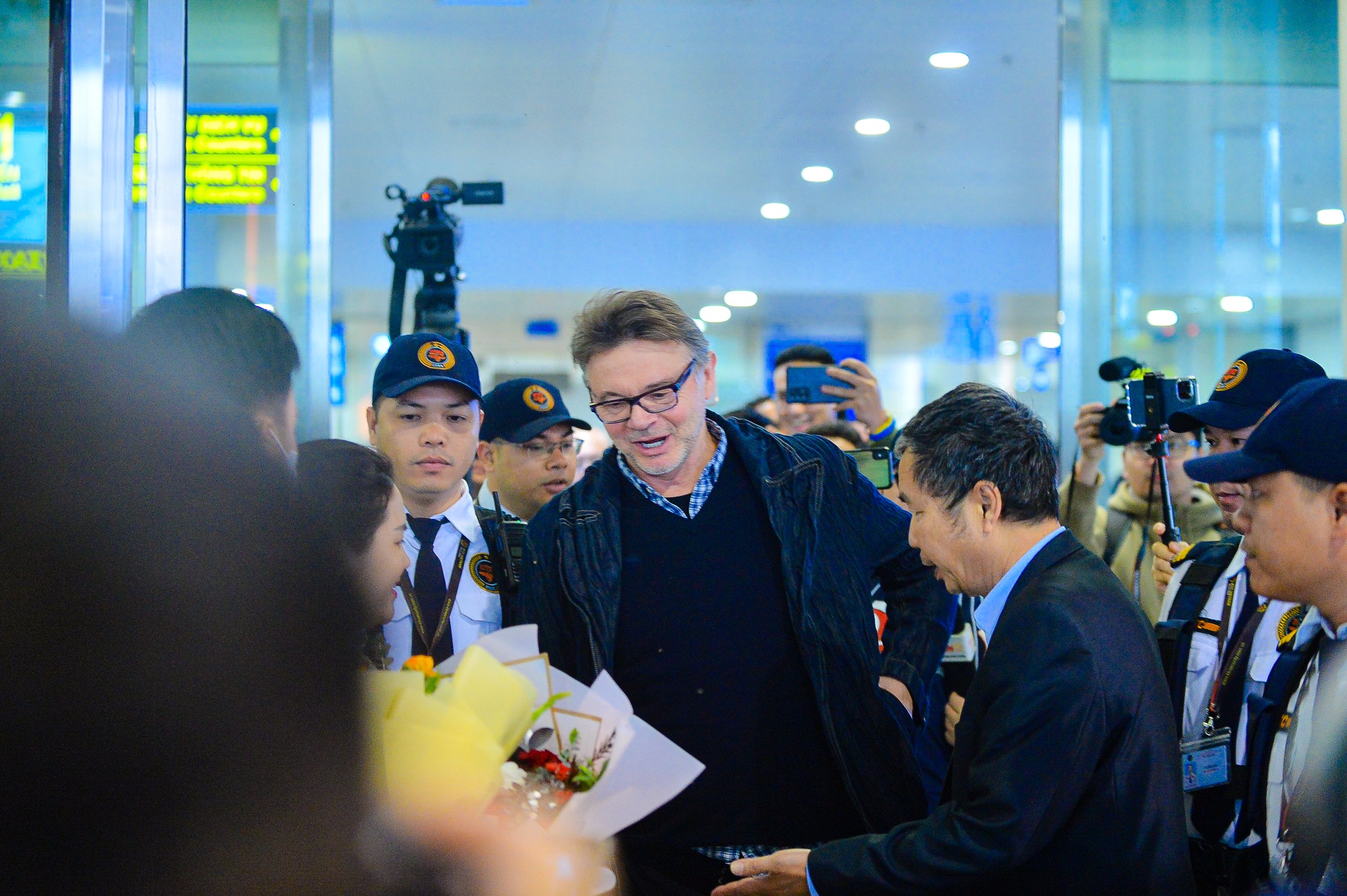 Những hình ảnh đầu tiên của ông Troussier khi trở lại Việt Nam - Ảnh 2.