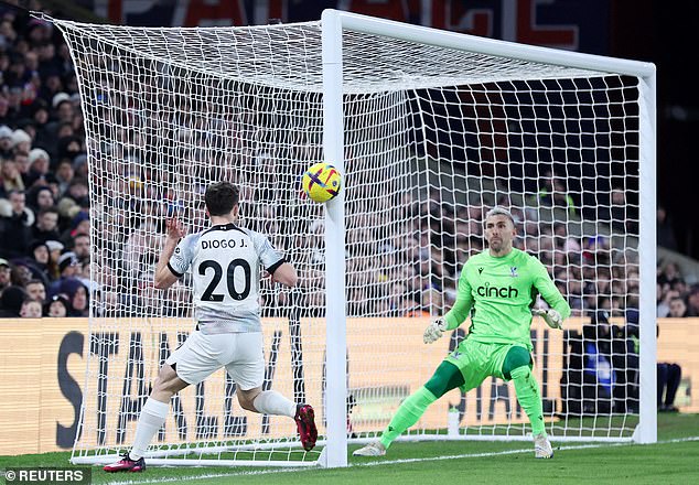 Man City bám sát ngôi đầu Arsenal, Liverpool hụt hơi giải Ngoại hạng - Ảnh 1.