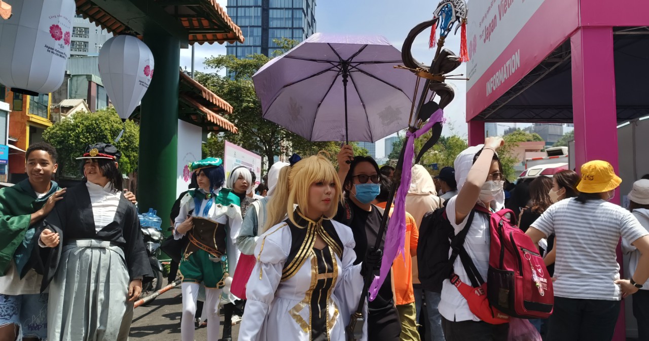 Giới trẻ TP HCM chen nhau đi h&oacute;a trang cosplay, ăn sushi tại lễ hội Việt &ndash; Nhật 2023 - Ảnh 5.