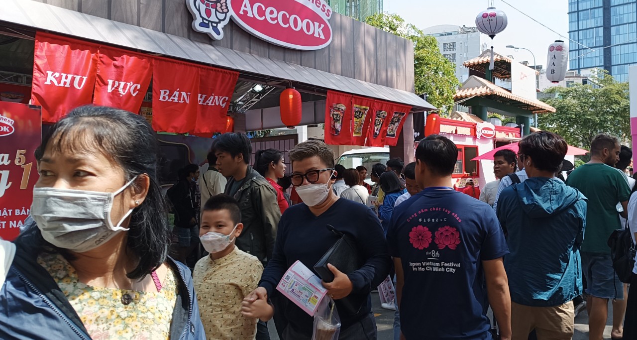Giới trẻ TP HCM chen nhau đi h&oacute;a trang cosplay, ăn sushi tại lễ hội Việt &ndash; Nhật 2023 - Ảnh 6.