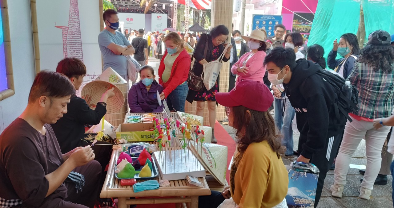 Giới trẻ TP HCM chen nhau đi h&oacute;a trang cosplay, ăn sushi tại lễ hội Việt &ndash; Nhật 2023 - Ảnh 7.