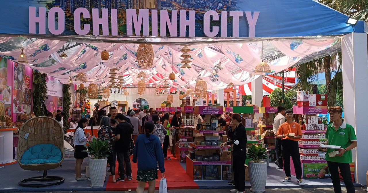 Giới trẻ TP HCM chen nhau đi h&oacute;a trang cosplay, ăn sushi tại lễ hội Việt &ndash; Nhật 2023 - Ảnh 8.
