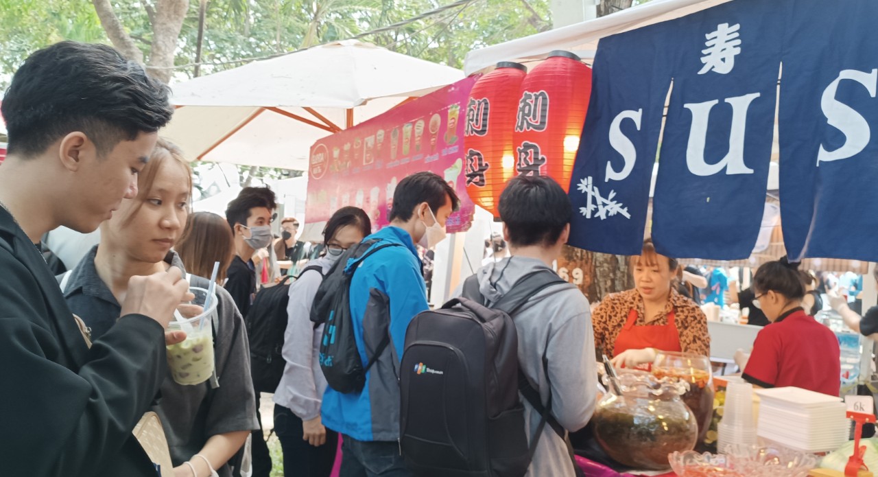 Giới trẻ TP HCM chen nhau đi h&oacute;a trang cosplay, ăn sushi tại lễ hội Việt &ndash; Nhật 2023 - Ảnh 10.