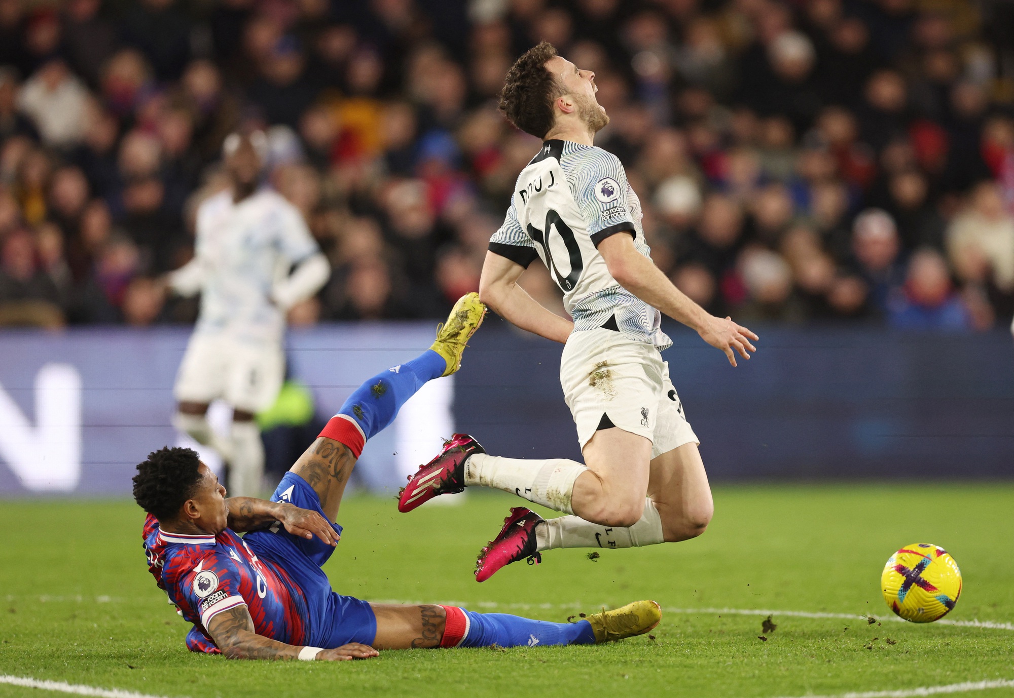 Man City bám sát ngôi đầu Arsenal, Liverpool hụt hơi giải Ngoại hạng - Ảnh 2.