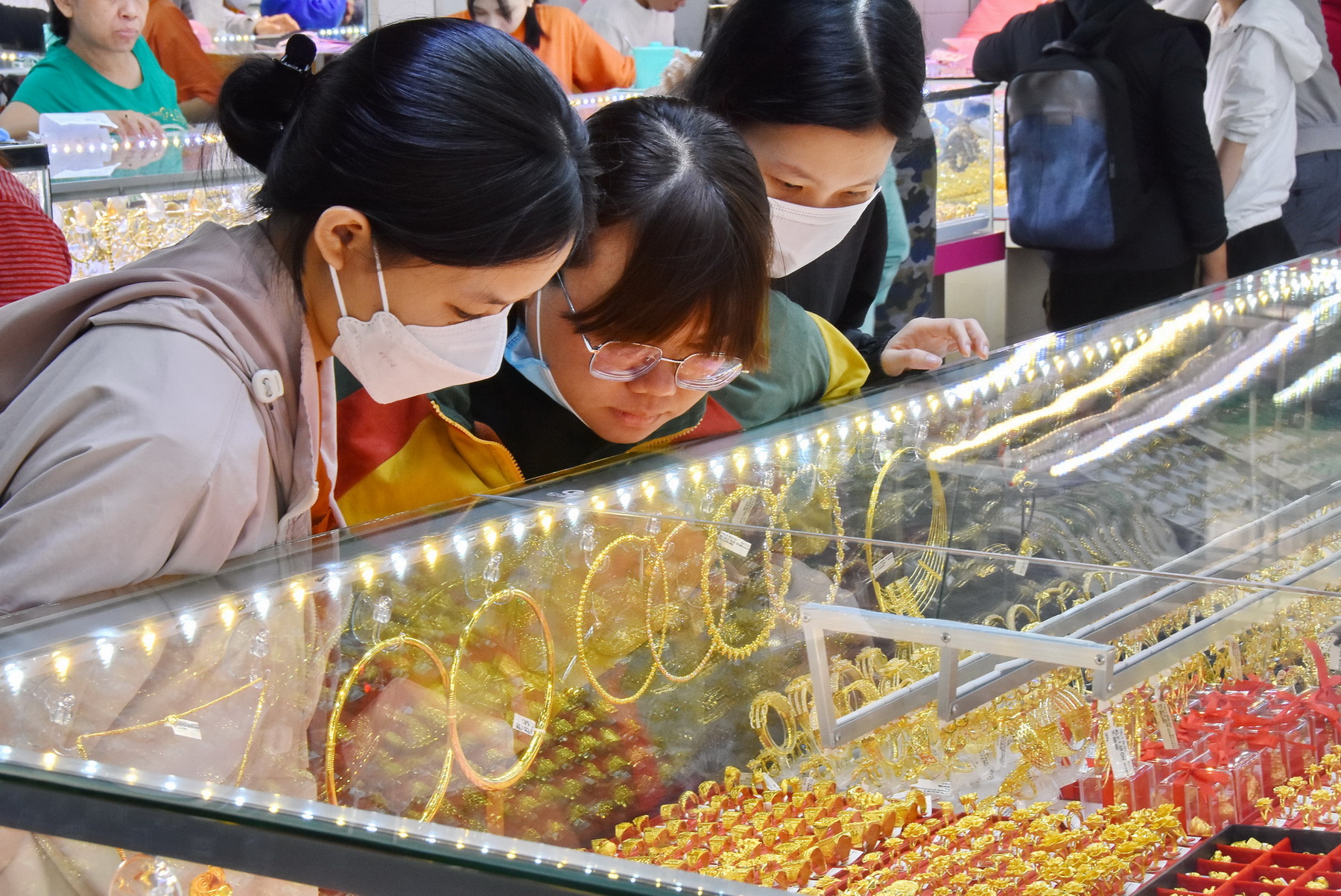 Giá vàng hôm nay 26-2: Vàng nhẫn giảm sốc cùng vàng thế giới