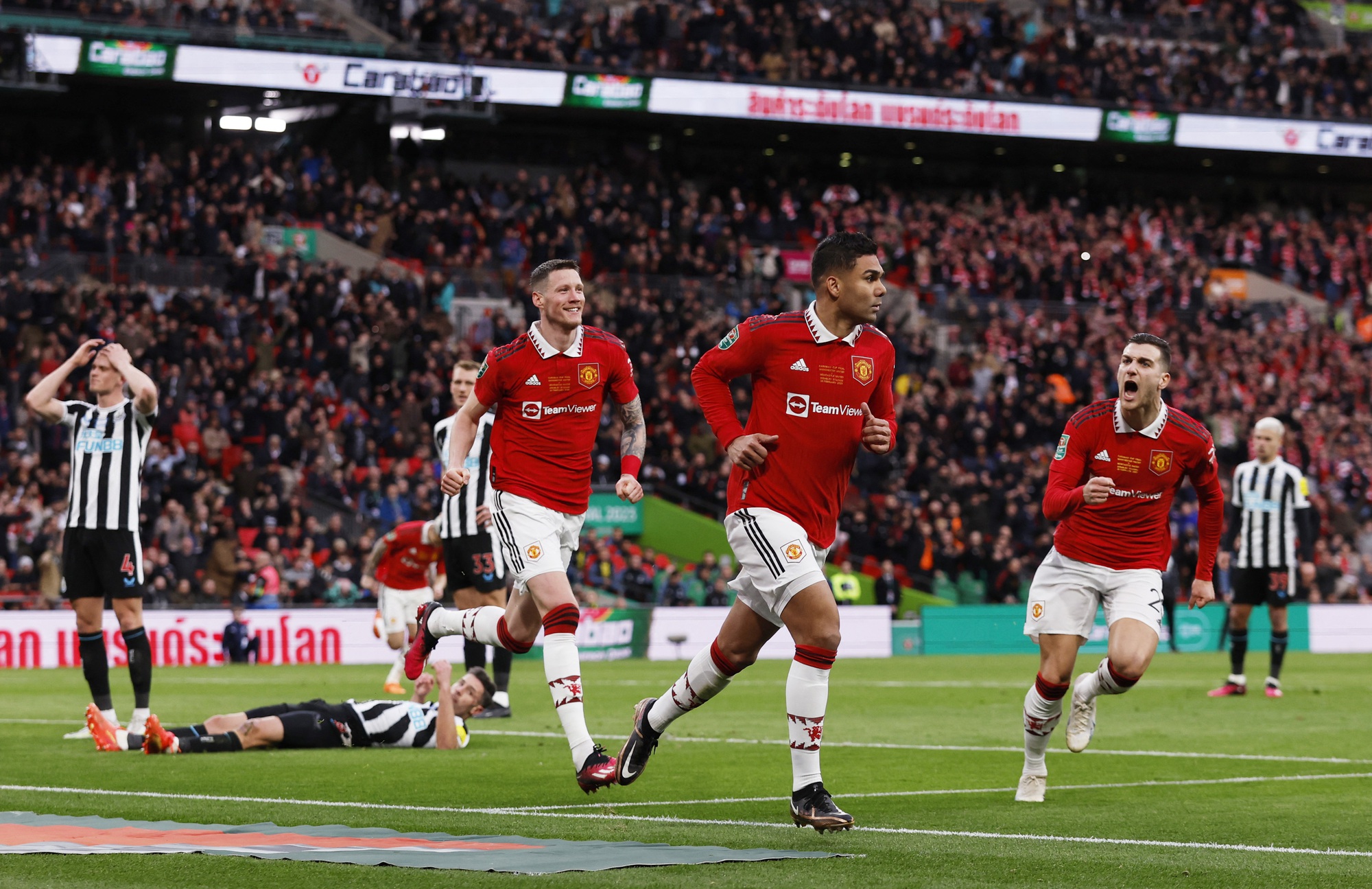6 ph&uacute;t b&ugrave;ng nổ, Man United gi&agrave;nh danh hiệu v&ocirc; địch đầu ti&ecirc;n sau 6 năm - Ảnh 4.