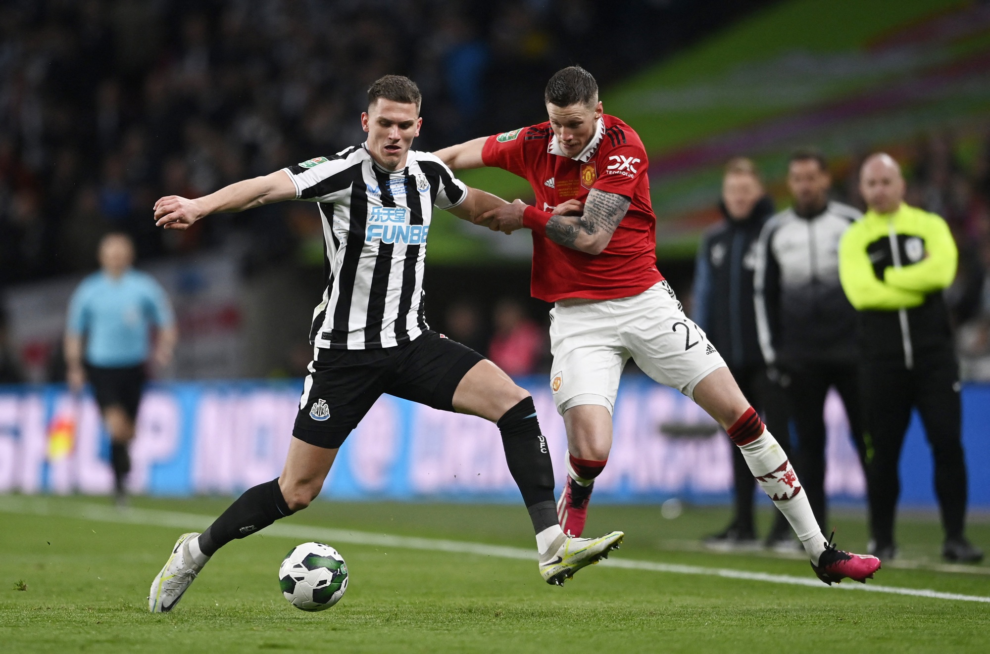 6 ph&uacute;t b&ugrave;ng nổ, Man United gi&agrave;nh danh hiệu v&ocirc; địch đầu ti&ecirc;n sau 6 năm - Ảnh 2.
