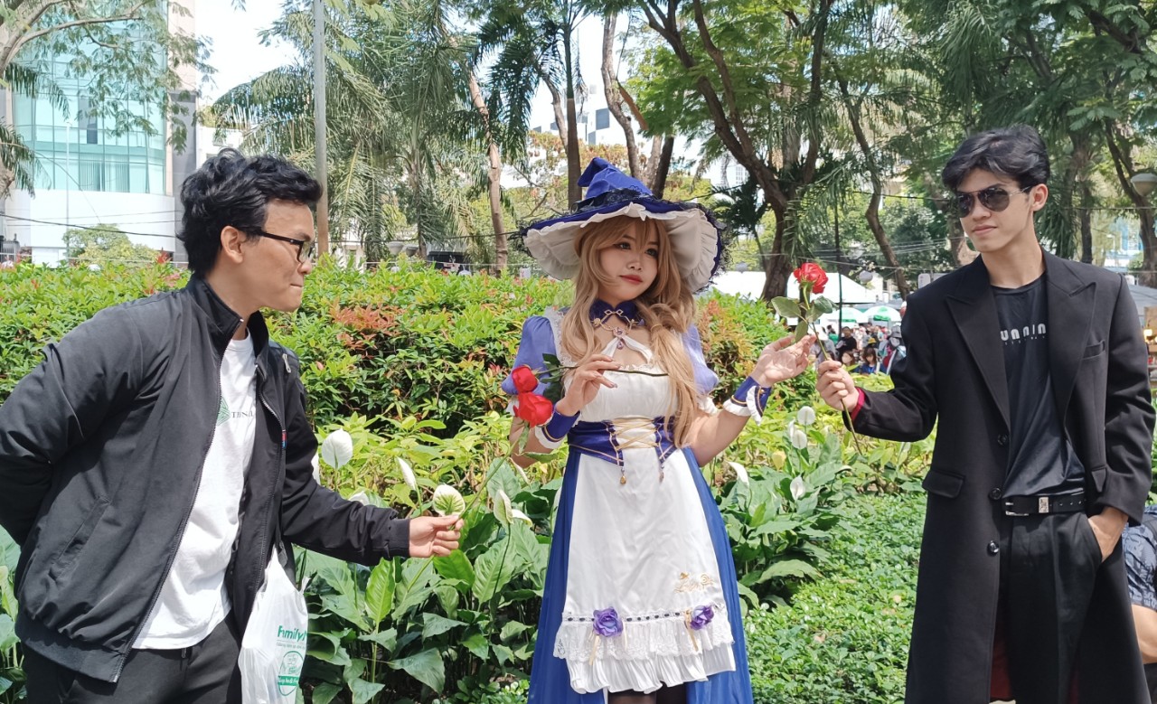 Giới trẻ TP HCM chen nhau đi h&oacute;a trang cosplay, ăn sushi tại lễ hội Việt &ndash; Nhật 2023 - Ảnh 3.