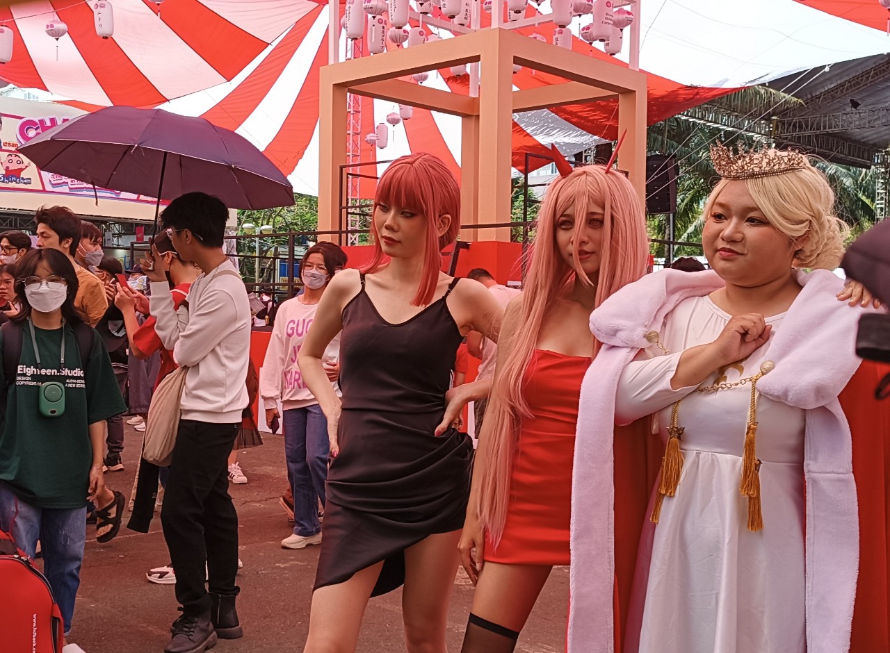 Giới trẻ TP HCM chen nhau đi h&oacute;a trang cosplay, ăn sushi tại lễ hội Việt &ndash; Nhật 2023 - Ảnh 4.