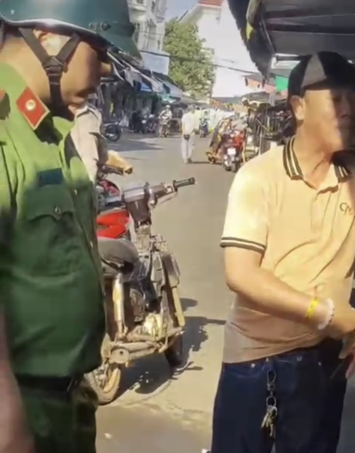X&ocirc;n xao clip chị b&aacute;n c&aacute; v&agrave; ban quản l&yacute; hỗn chiến giữa chợ - Ảnh 6.