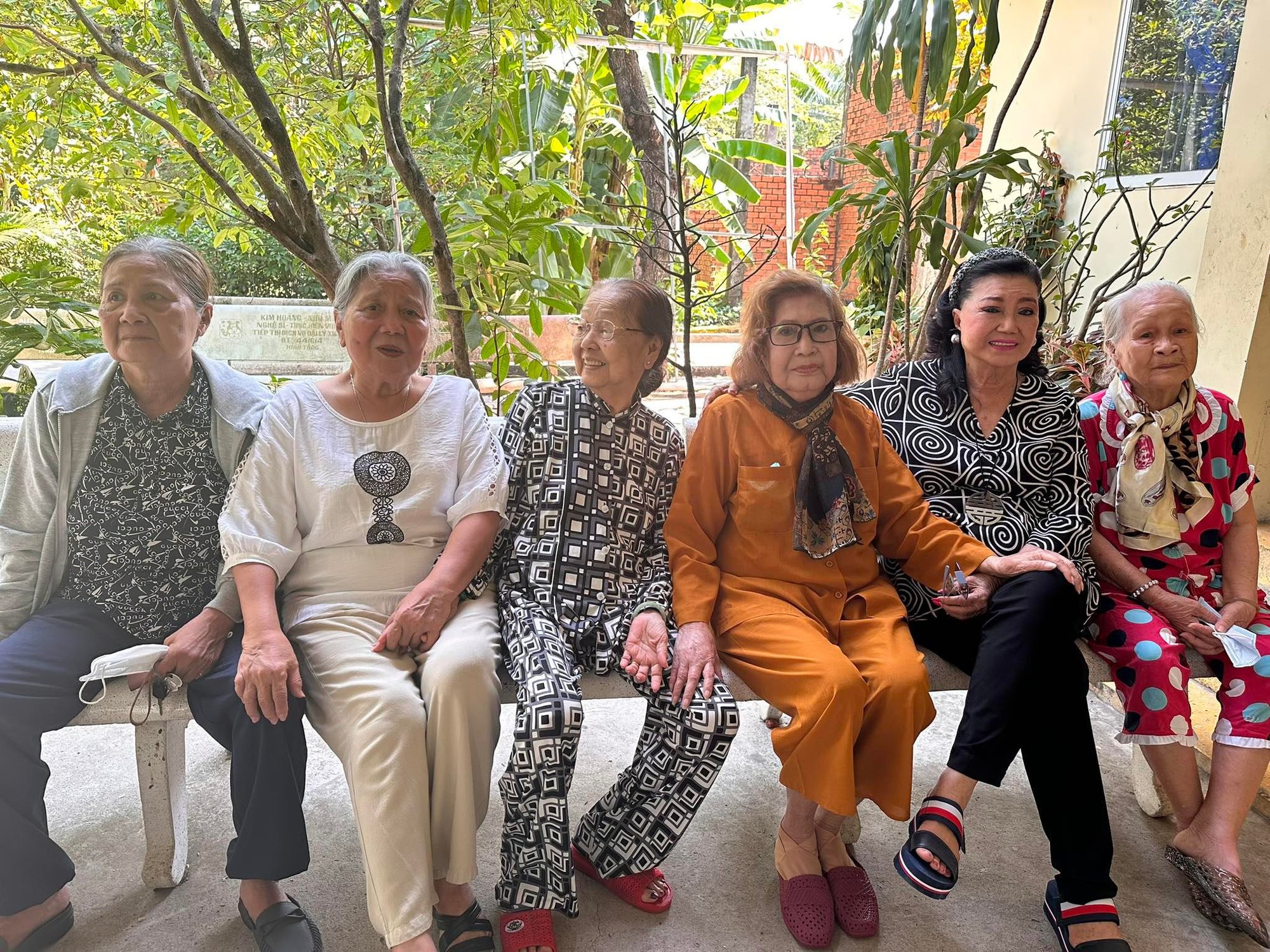 Kỳ nữ Kim Cương động vi&ecirc;n 7 nghệ sĩ l&atilde;o th&agrave;nh dọn nh&agrave; mới - Ảnh 4.