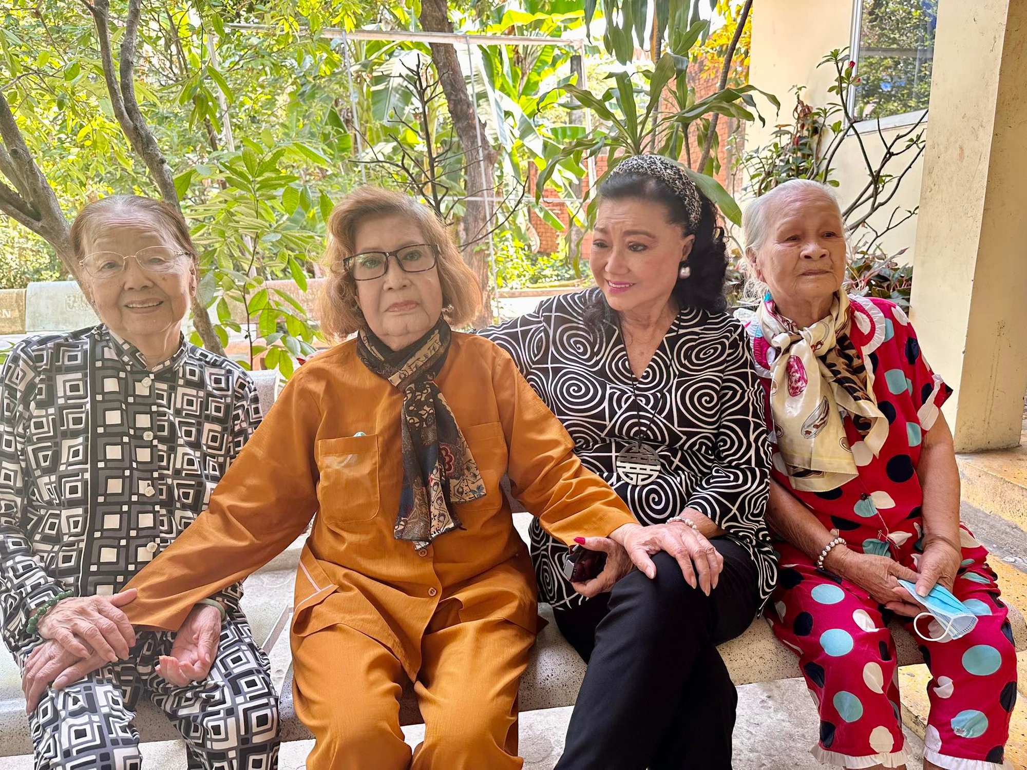Kỳ nữ Kim Cương động viên 7 nghệ sĩ lão thành "dọn nhà mới"