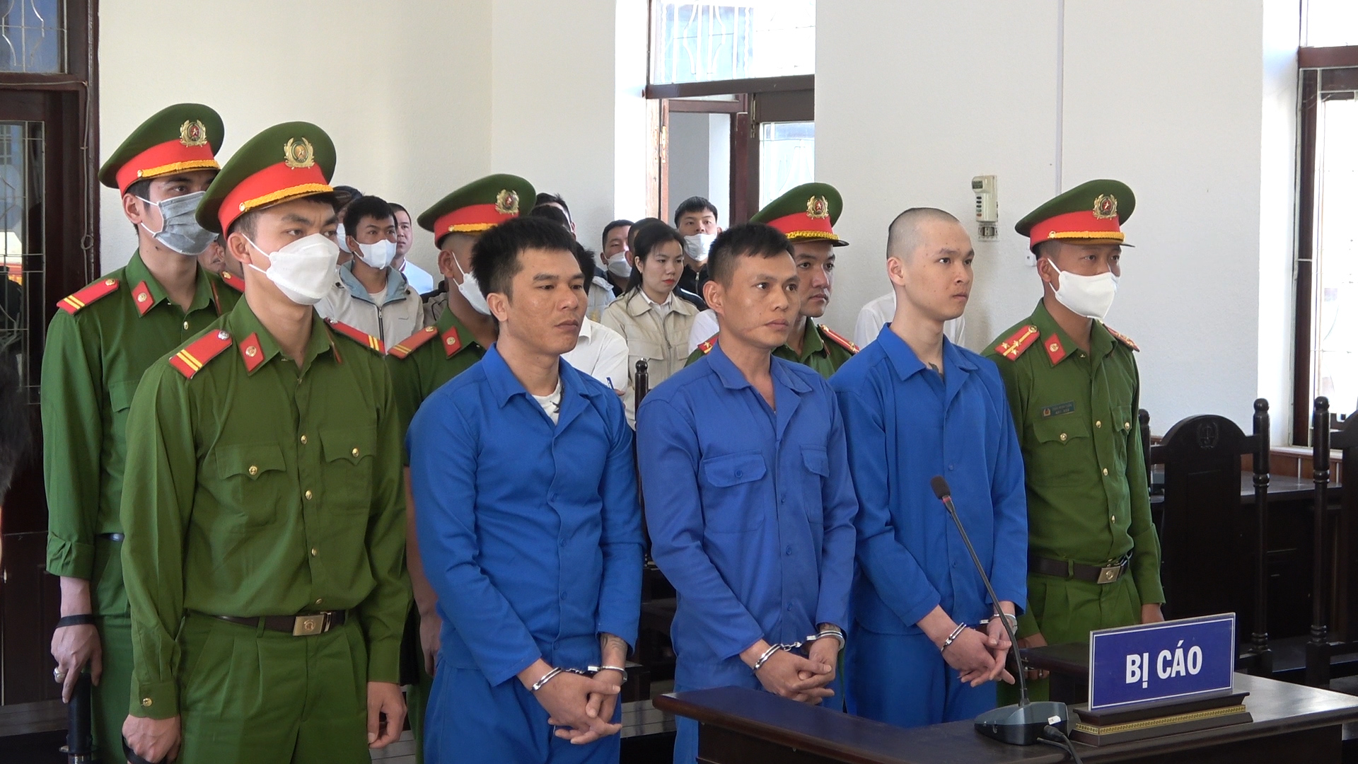 Nghe kể bị làm nhục, thanh niên mang súng đi giết người
