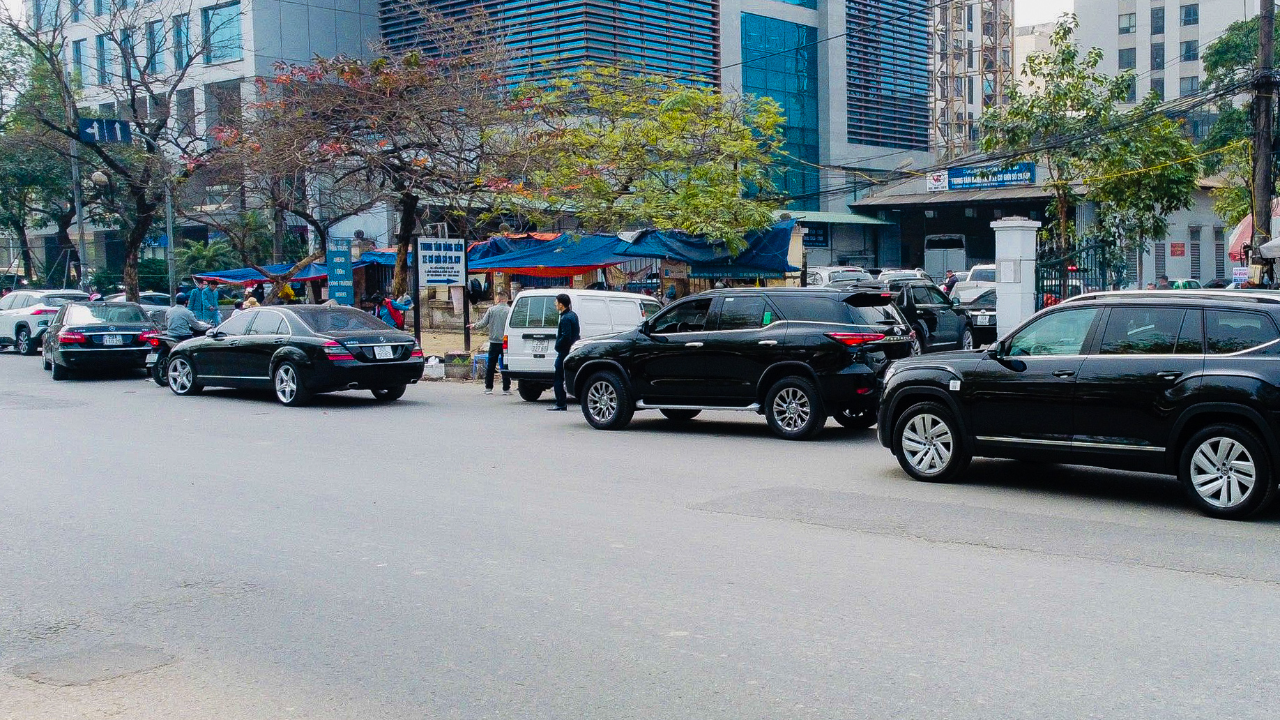 Thiếu đăng kiểm viên, ôtô xếp hàng dài chờ đăng kiểm - Ảnh 4.