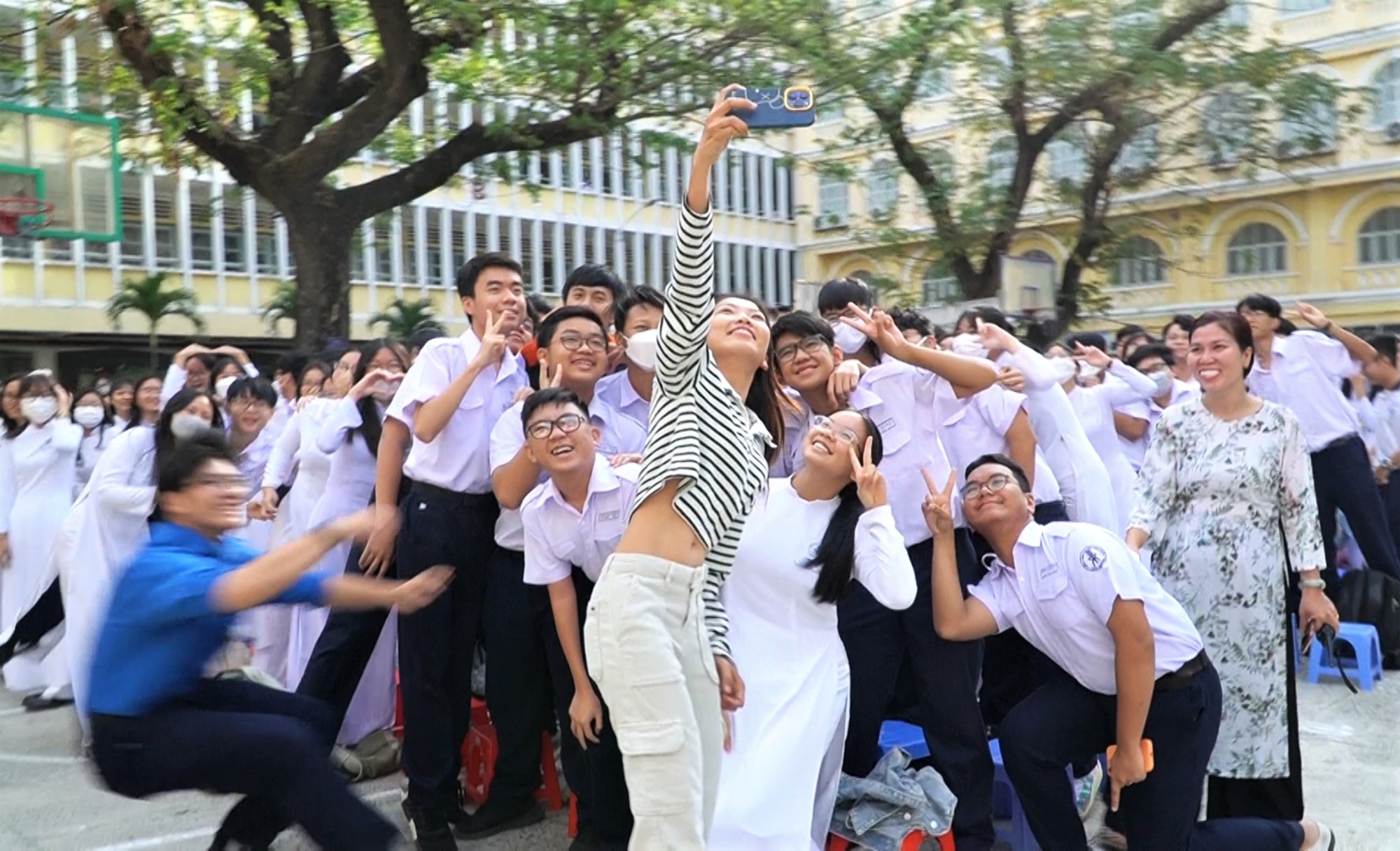 Học trò trường chuyên vây quanh xin chữ ký Quả bóng vàng Huỳnh Như - Ảnh 3.