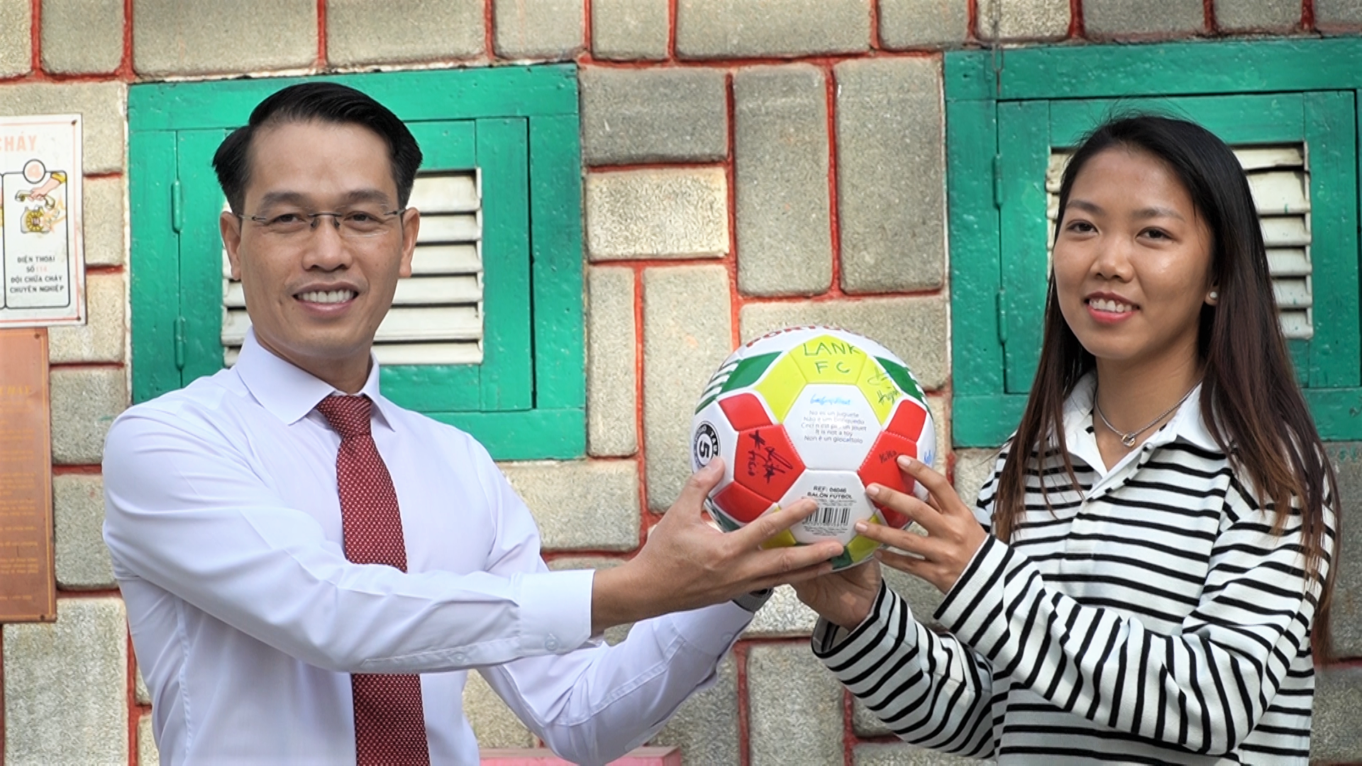 Học trò trường chuyên vây quanh xin chữ ký Quả bóng vàng Huỳnh Như - Ảnh 7.