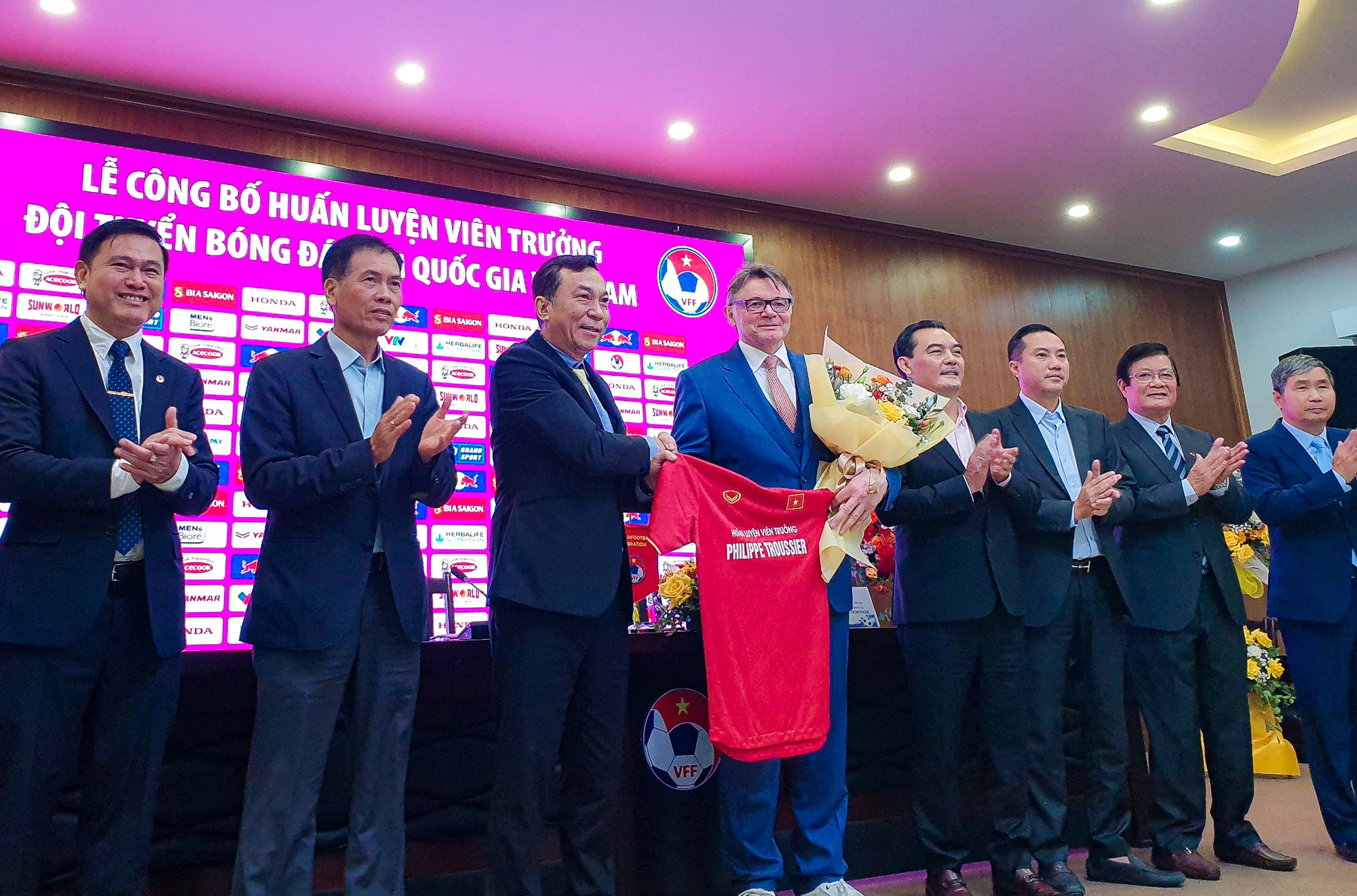 Ông Philippe Troussier nói gì khi trở thành HLV trưởng Đội tuyển bóng đá Việt Nam?