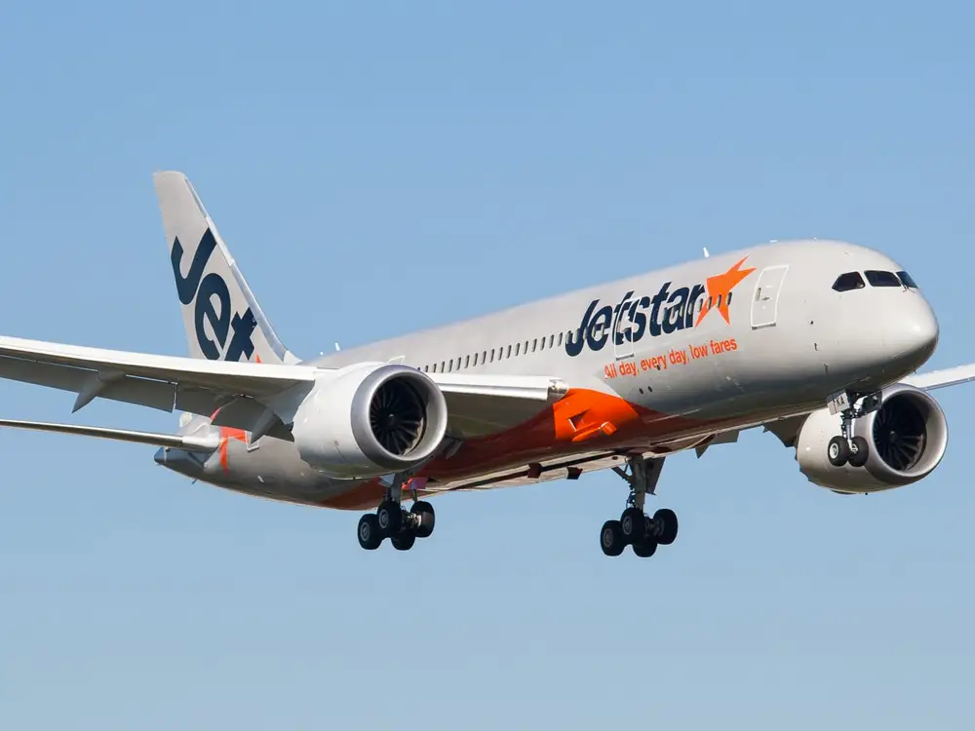 Liên tiếp gặp sự cố ly kỳ, máy bay Jetstar “nhốt” khách trong 7 giờ