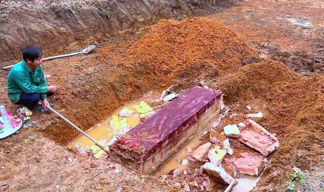 Phát hiện mộ cổ nặng khoảng nửa tấn khi đào móng nhà