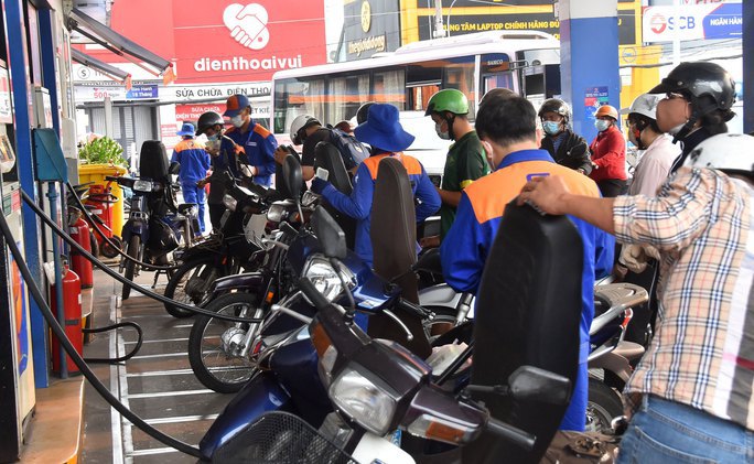 Gi&aacute; xăng dầu diễn biến "lạ" d&ugrave; căng thẳng ở Trung Đ&ocirc;ng leo thang- Ảnh 1.