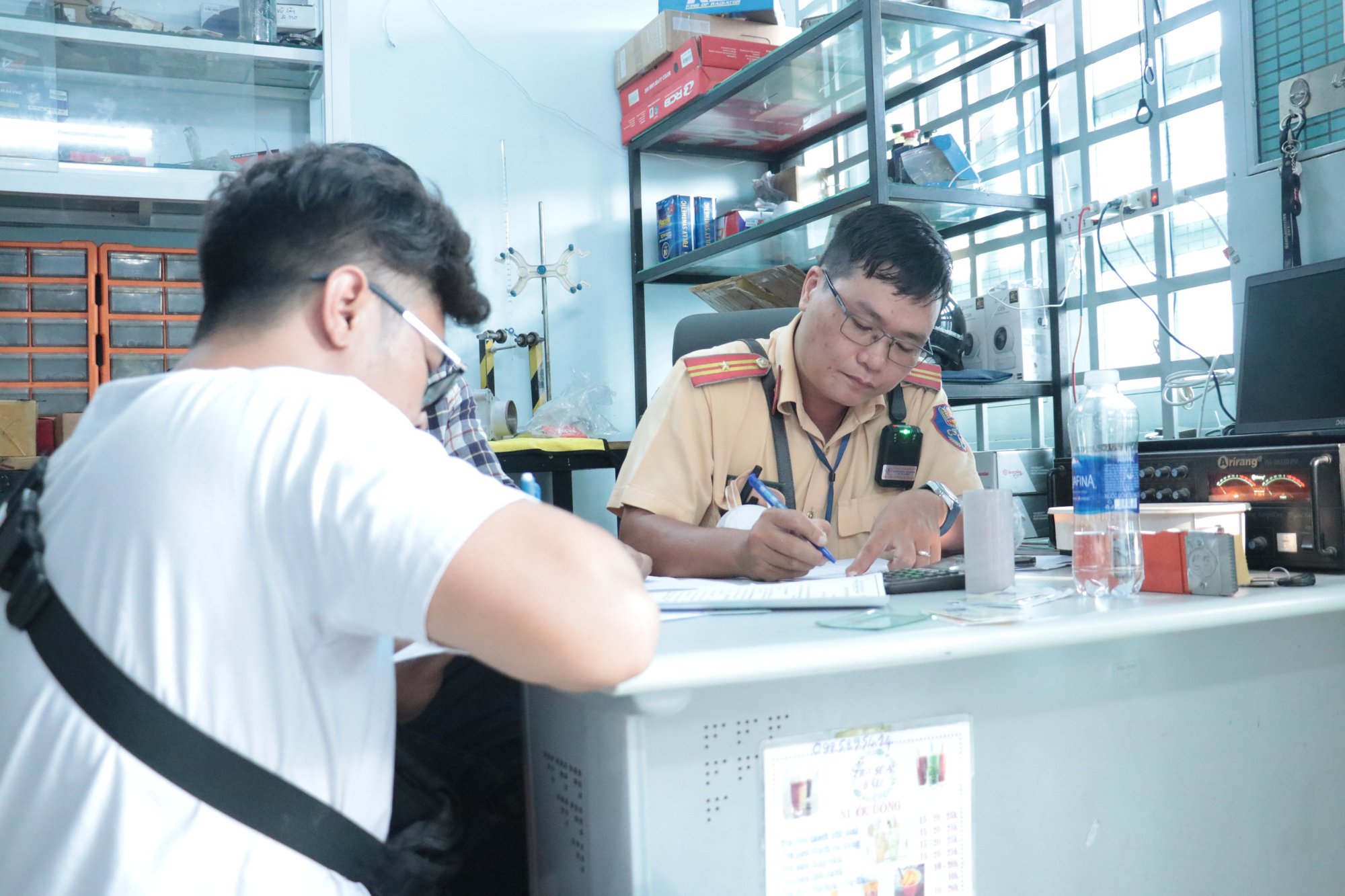 C&ocirc;ng an ph&aacute;t hiện nhiều bất ngờ tại h&agrave;ng loạt tiệm sửa xe ở TP HCM - Ảnh 2.