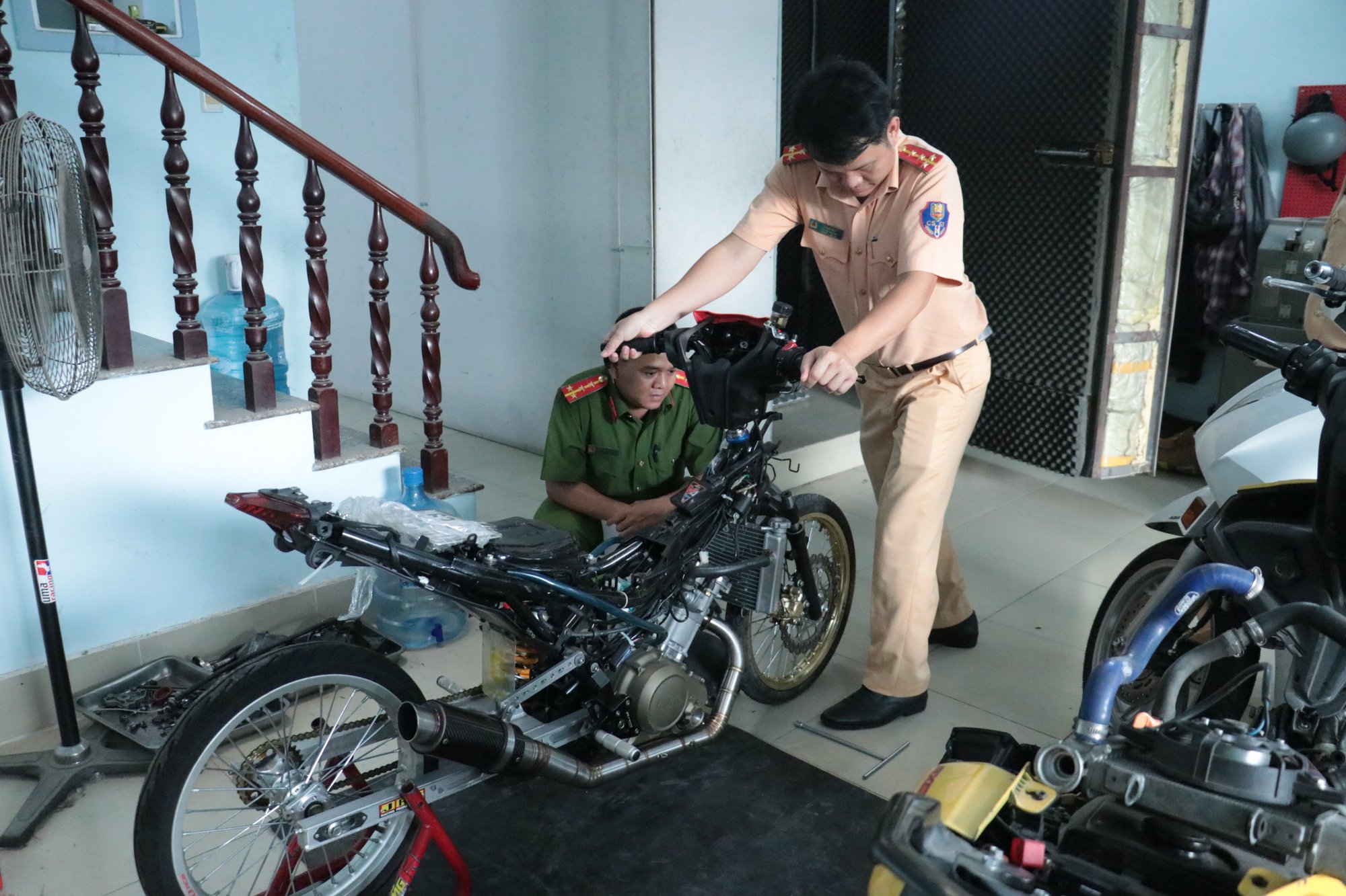 Công an phát hiện nhiều bất ngờ tại hàng loạt tiệm sửa xe ở TP HCM