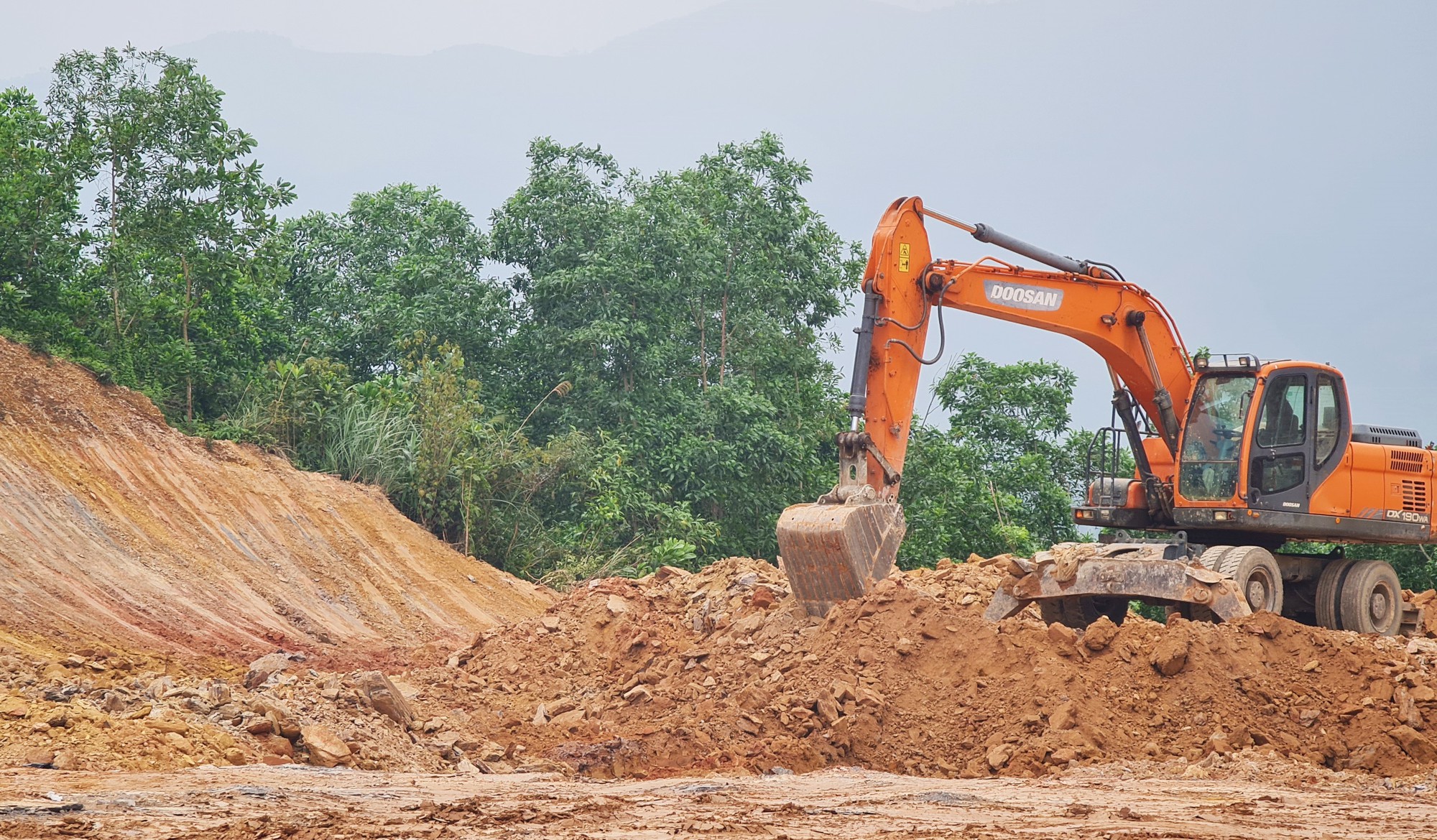Đ&agrave; Nẵng: Kh&ocirc;ng vận chuyển kho&aacute;ng sản để phục vụ c&aacute;c c&ocirc;ng tr&igrave;nh ngo&agrave;i địa b&agrave;n th&agrave;nh phố - Ảnh 1.