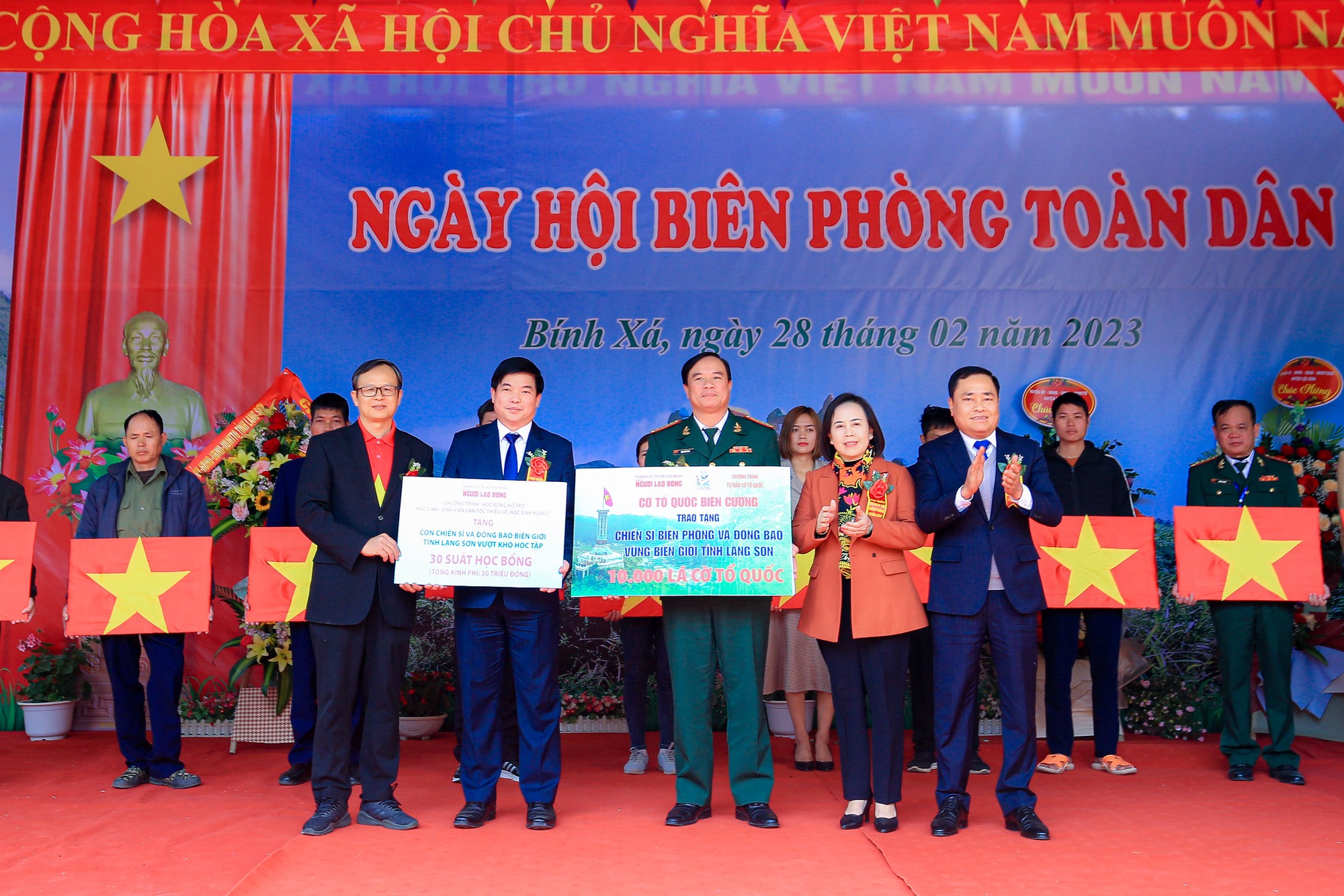 Trao tặng 10.000 lá cờ Tổ quốc tại tỉnh Lạng Sơn