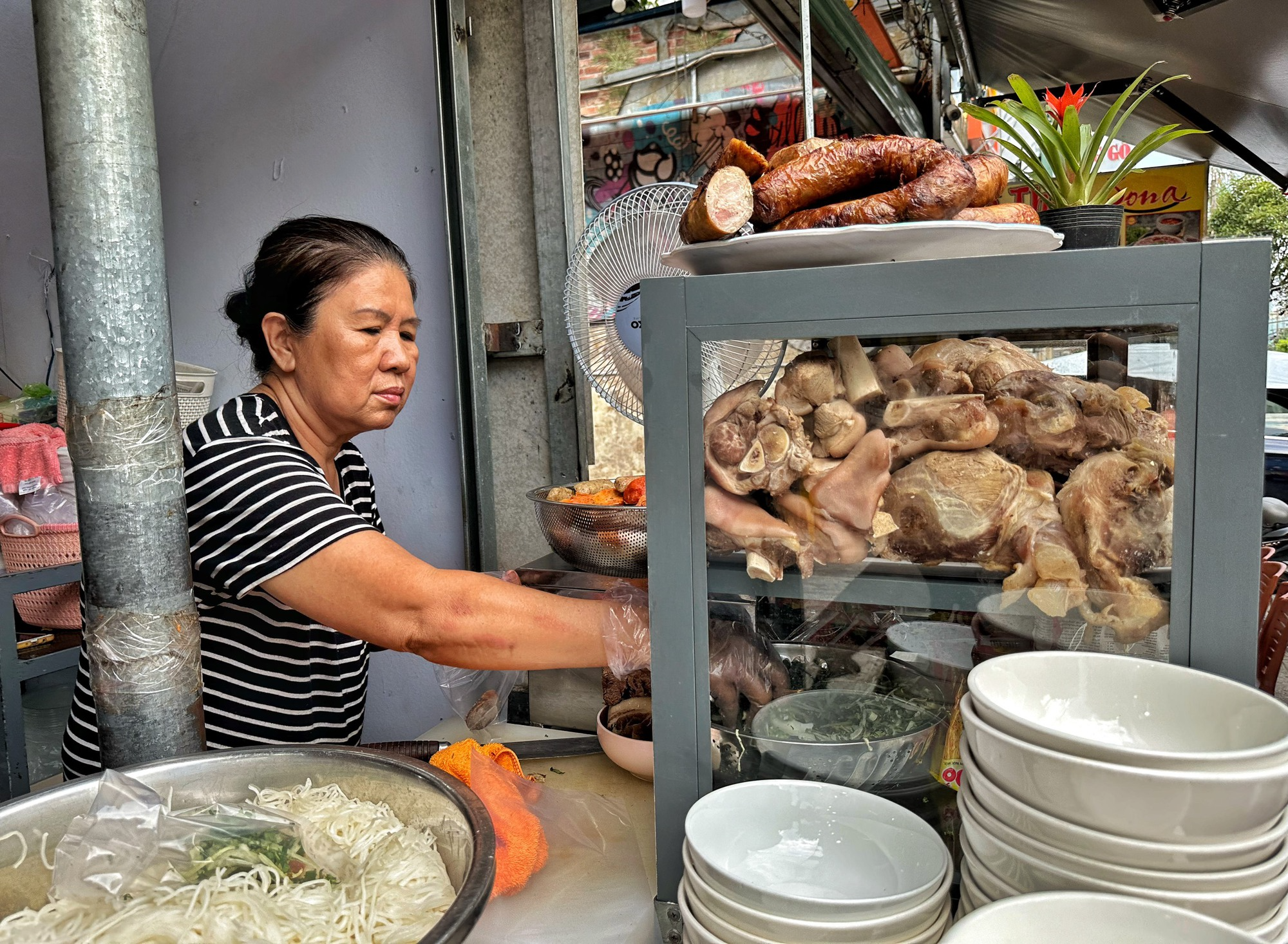 Qu&aacute;n b&uacute;n b&ograve; dồi chi&ecirc;n chị chiều, em s&aacute;ng - Ảnh 1.