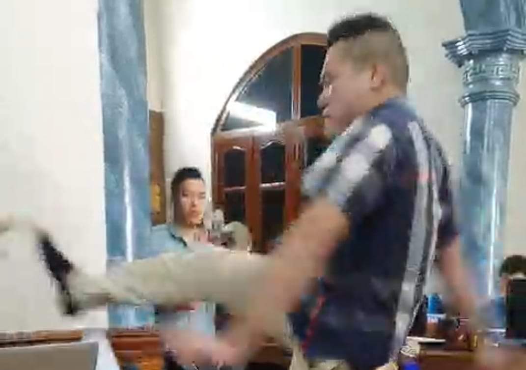 Trưởng văn phòng công chứng bị "tung cước" vào mặt cầu cứu Thiếu tướng Đinh Văn Nơi