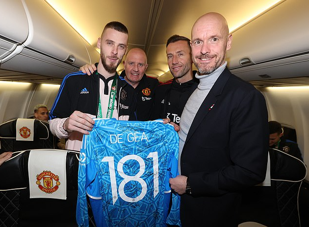 Đồng đội tặng quà "khủng" cho David de Gea trên chuyến bay về Manchester