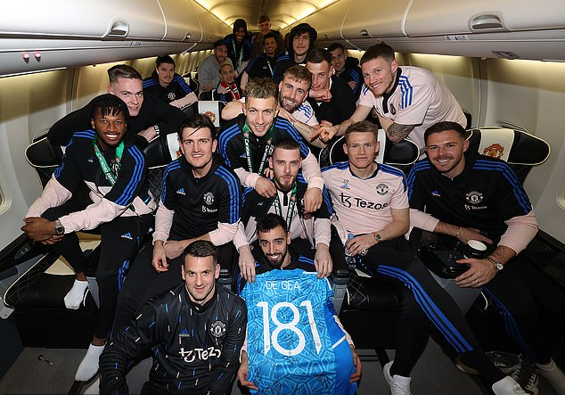 Đồng đội tặng quà khủng cho David de Gea trên chuyến bay về Manchester - Ảnh 5.