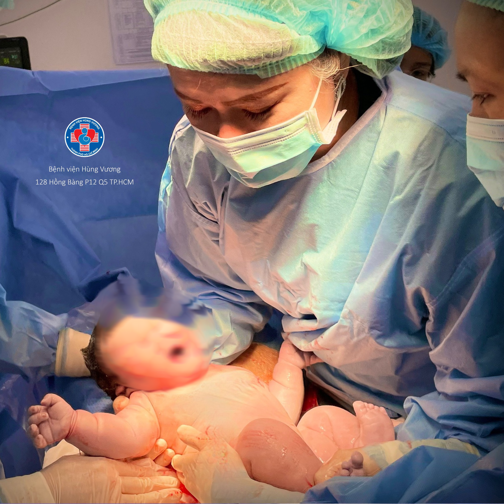 B&eacute; trai ch&agrave;o đời nặng gần 5,8kg, tương đương trẻ 2 th&aacute;ng tuổi - Ảnh 1.