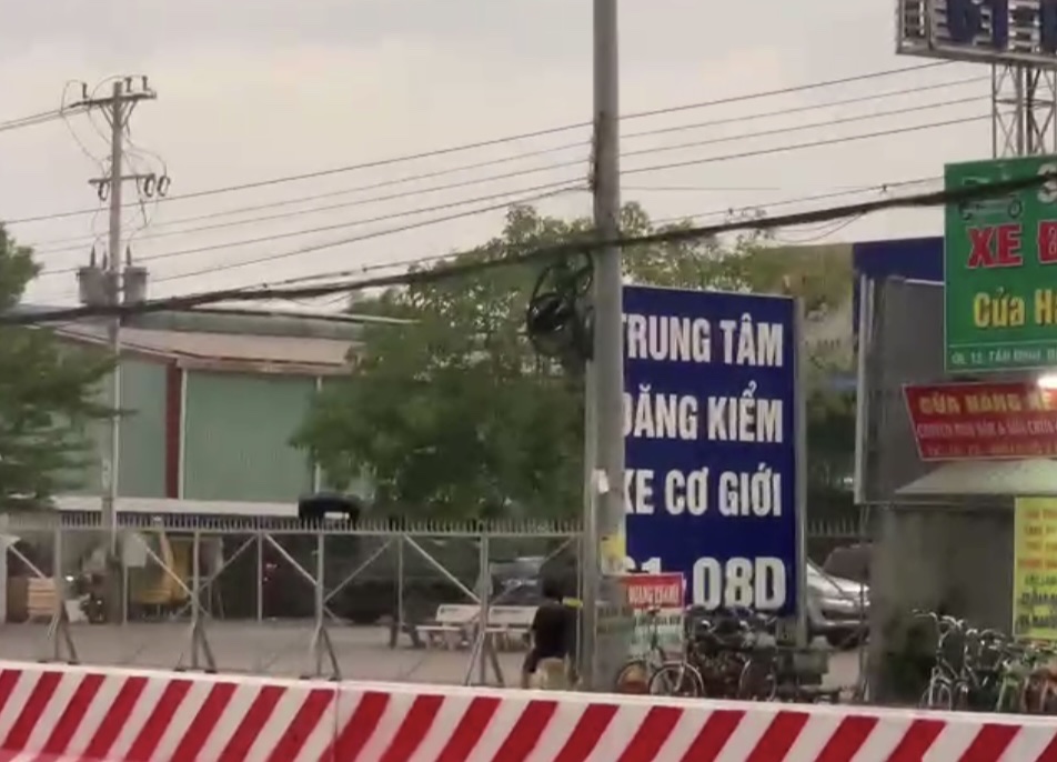 CLIP: Công an đang phong tỏa 1 trung tâm đăng kiểm ở Bình Dương