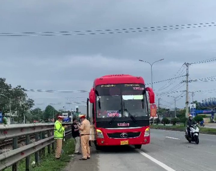 Phát hiện xe khách nghi làm giả tem kiểm định
