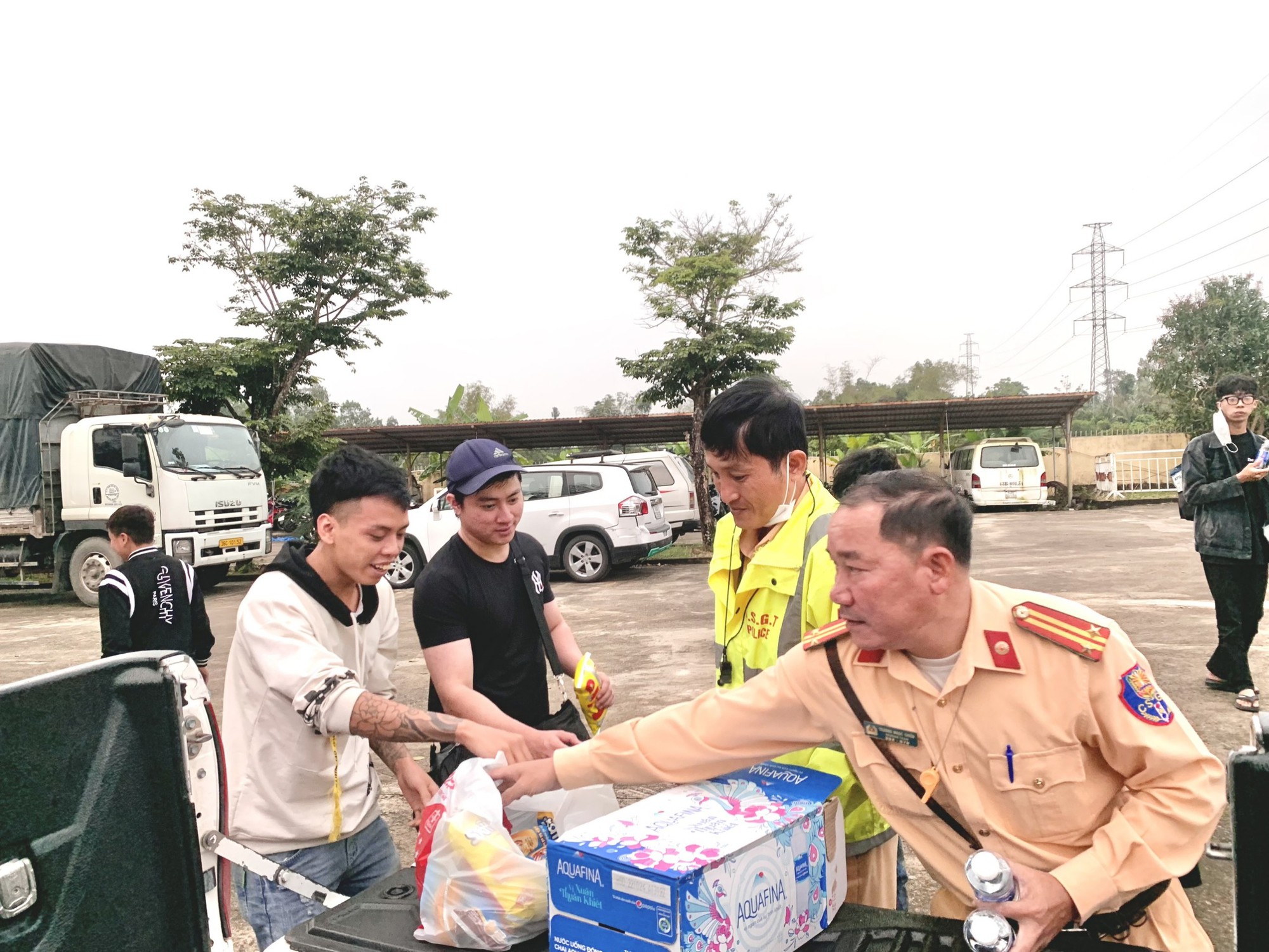 Ph&aacute;t hiện xe kh&aacute;ch nghi l&agrave;m giả tem kiểm định - Ảnh 1.