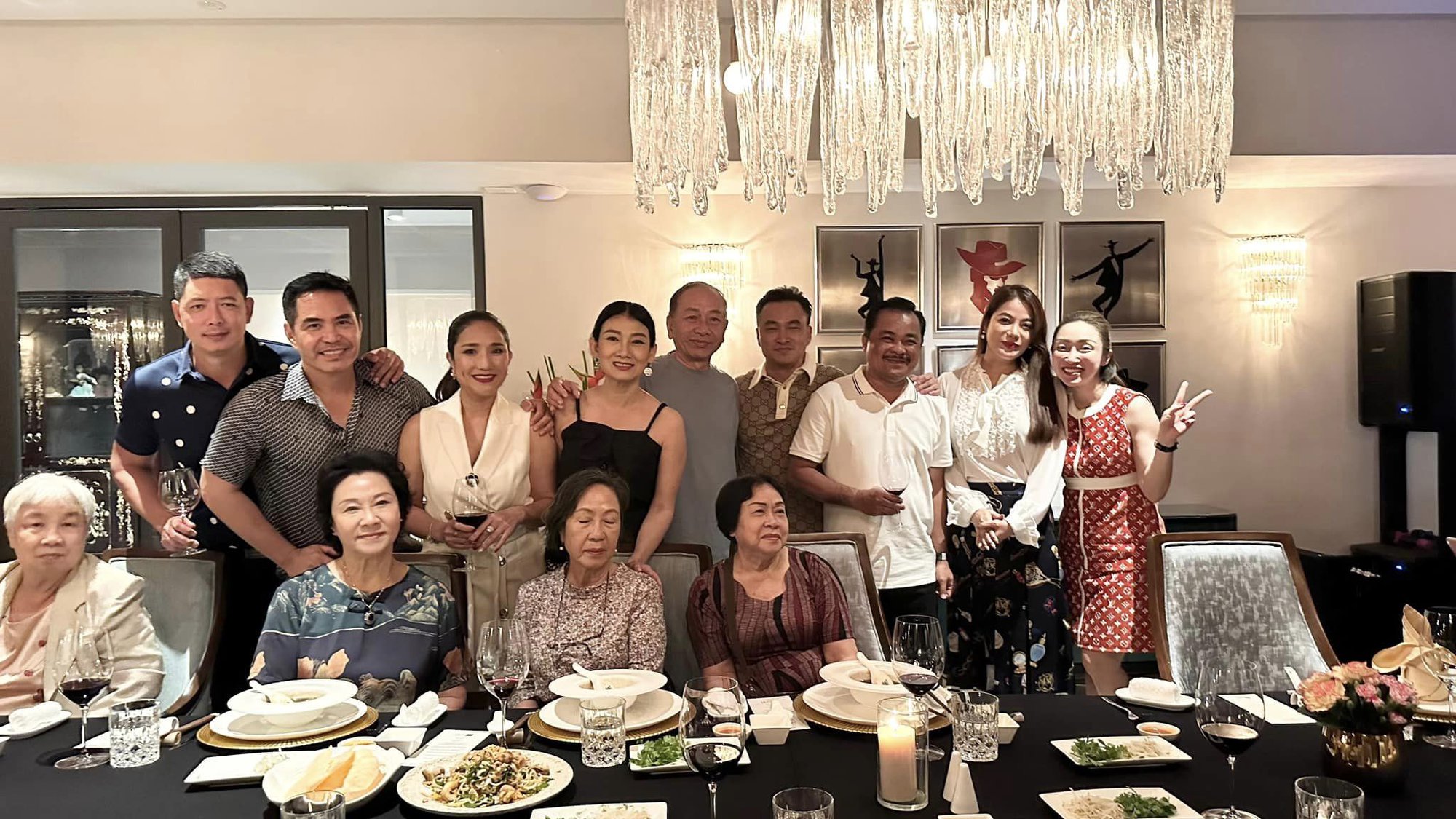 Trương Ngọc &Aacute;nh v&agrave; d&agrave;n sao &ldquo;Đồng tiền xương m&aacute;u&rdquo; tụ hội - Ảnh 1.