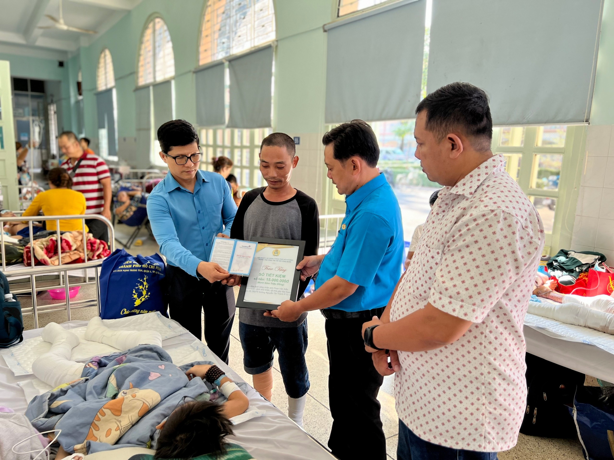 Trao sổ tiết kiệm cho gia đình công nhân khó khăn