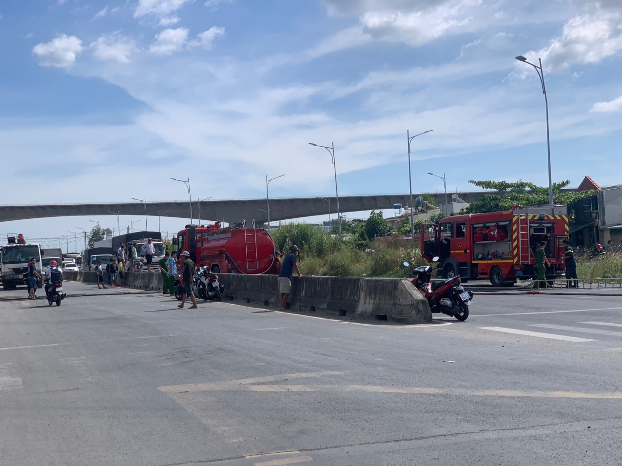 TP HCM: Xe bồn bốc ch&aacute;y, xăng tr&agrave;n v&agrave;o nh&agrave; d&acirc;n, nhiều người th&aacute;o chạy  - Ảnh 2.