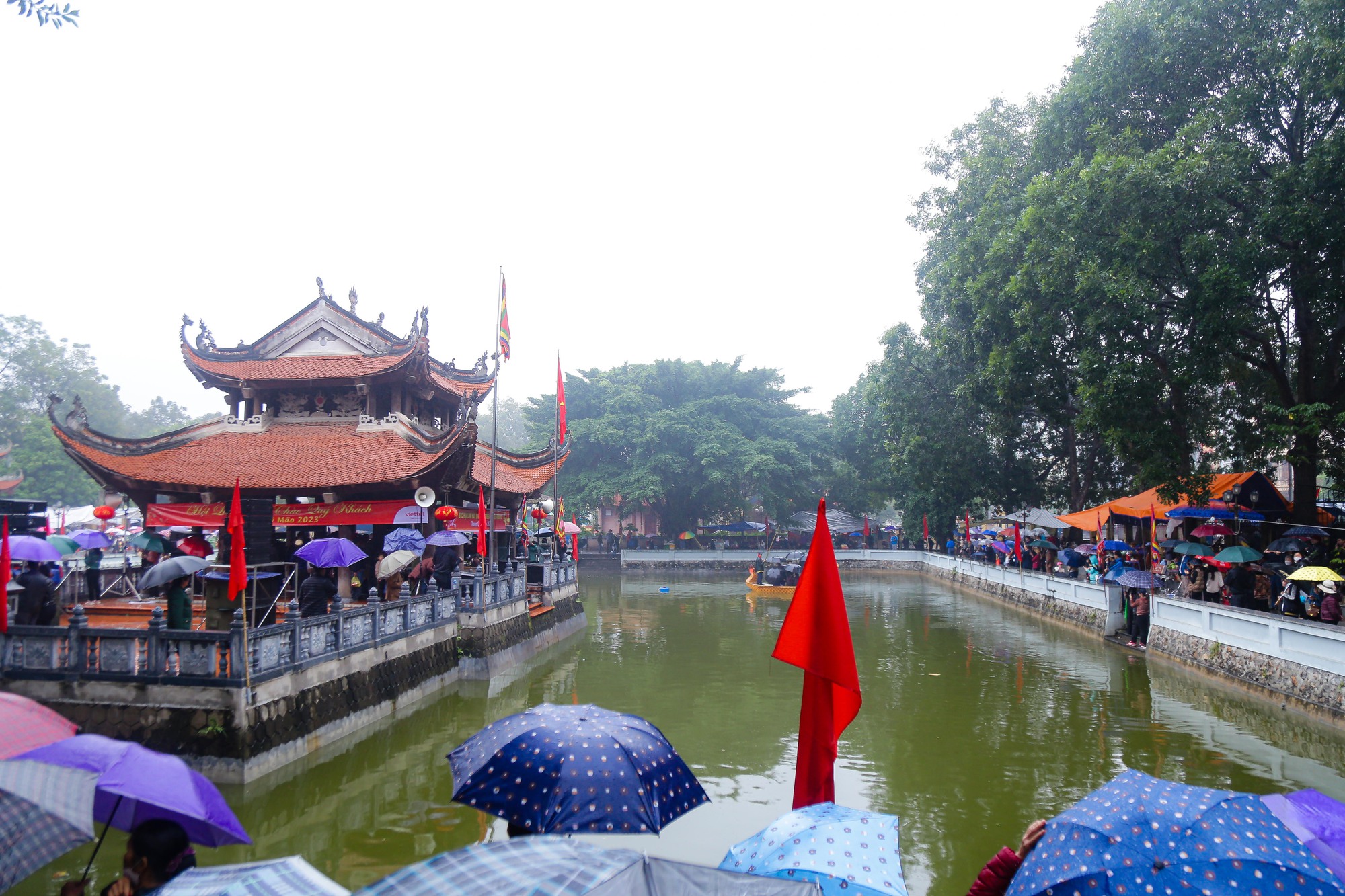 Du khách đội mưa trẩy hội Lim 2023 - Ảnh 12.