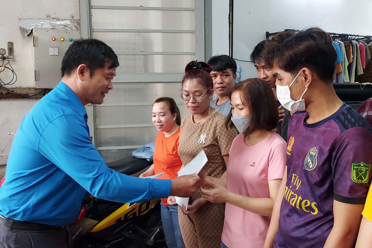 Hàng tỉ đồng chăm lo Tết cho CNVC-LĐ
