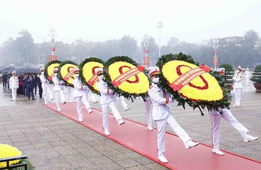 93 năm ngày thành lập Đảng: Lãnh đạo Đảng, Nhà nước viếng Chủ tịch Hồ Chí Minh - Ảnh 1.
