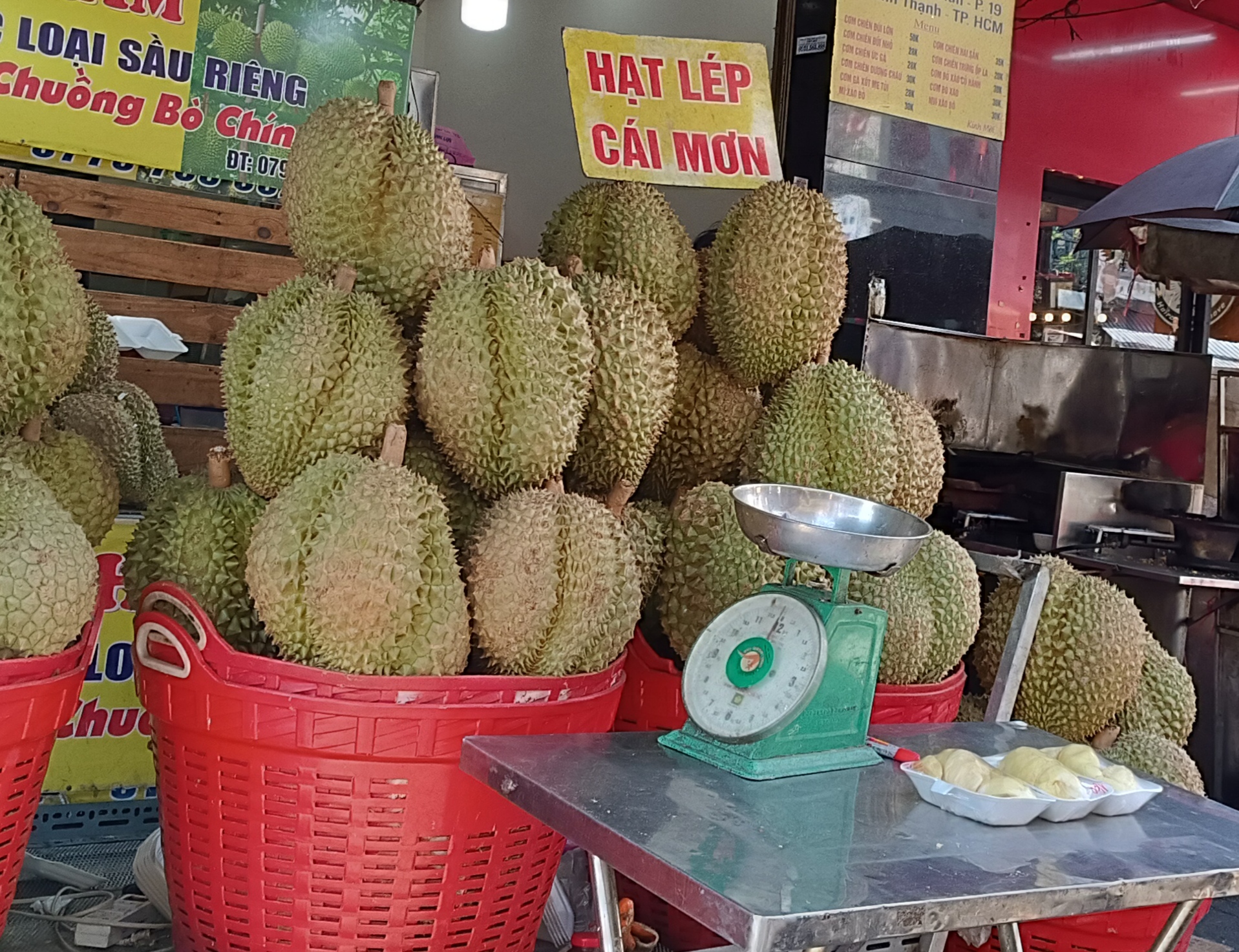 Giá sầu riêng 180.000 đồng/kg, thương lái “không mua nổi”