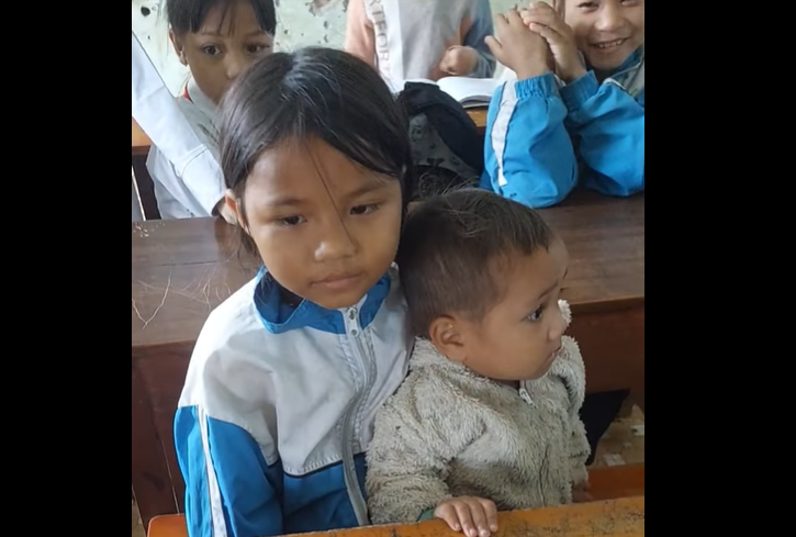 Cảm động cô bé lớp 4 đi học dẫn theo em trai 3 tuổi