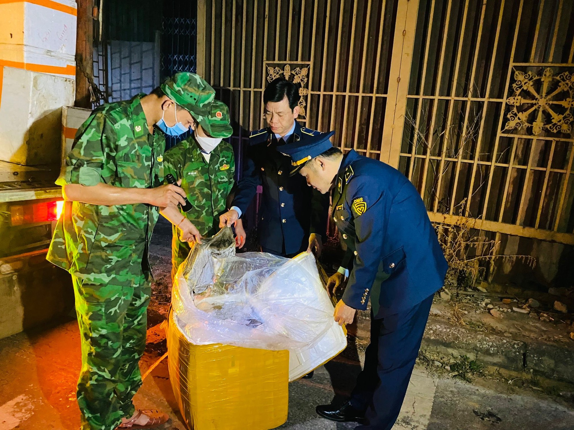 Bắt xe tải chở gần 2 tấn nội tạng heo h&ocirc;i thối - Ảnh 1.